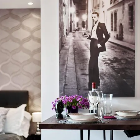Chiclife - Shenkin Sarona, Borgo Santa Caterina & Museums Apartment *
