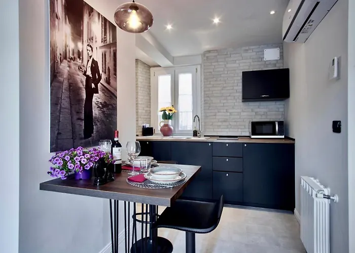 Chiclife - Shenkin Sarona, Borgo Santa Caterina & Museums Apartment *