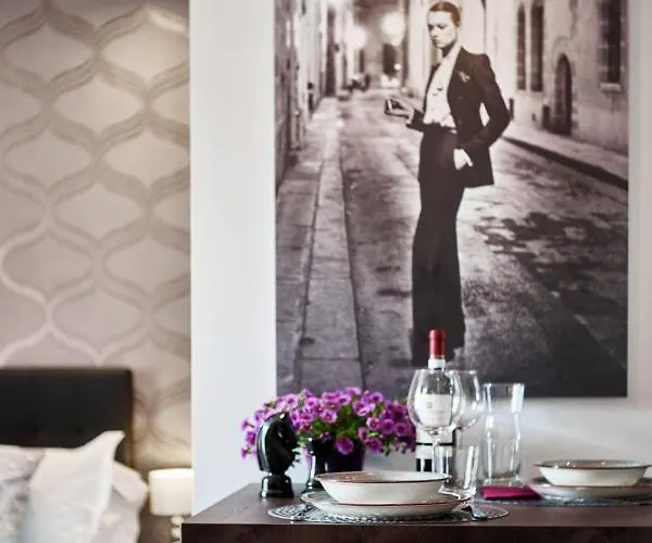 Chiclife - Shenkin Sarona, Borgo Santa Caterina & Museums Apartman *